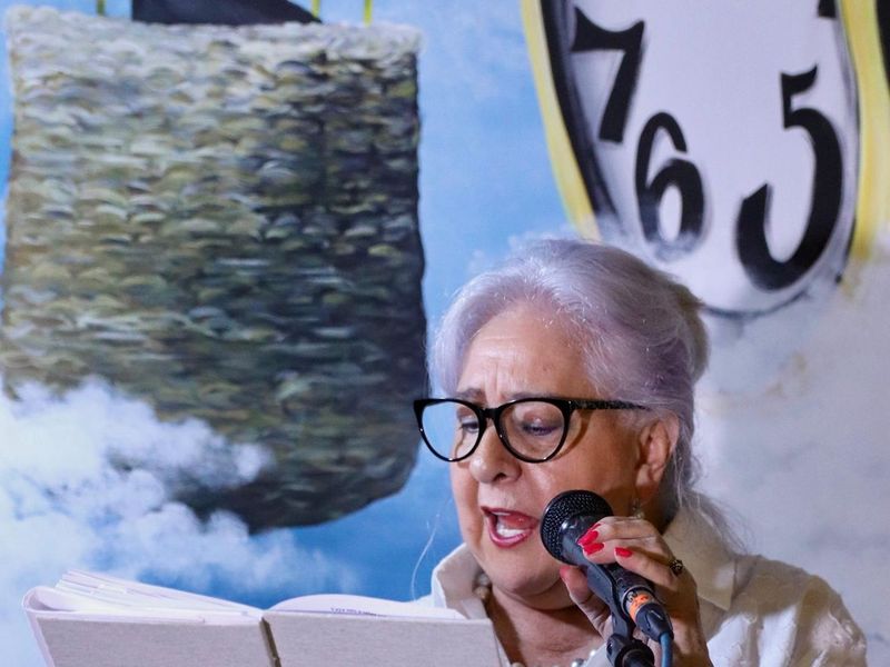 Poeta leyendo en el recital